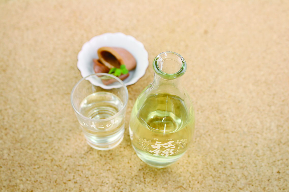 萩錦の小瓶と杯、料理