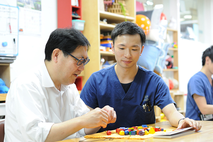手の働きと日常生活動作を支える作業療法の場面