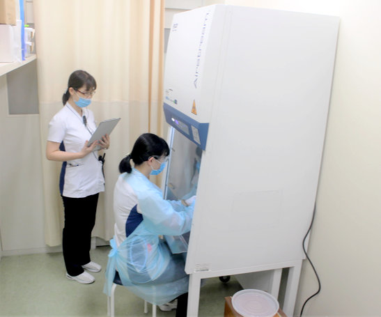 検査機器を扱う医療スタッフ