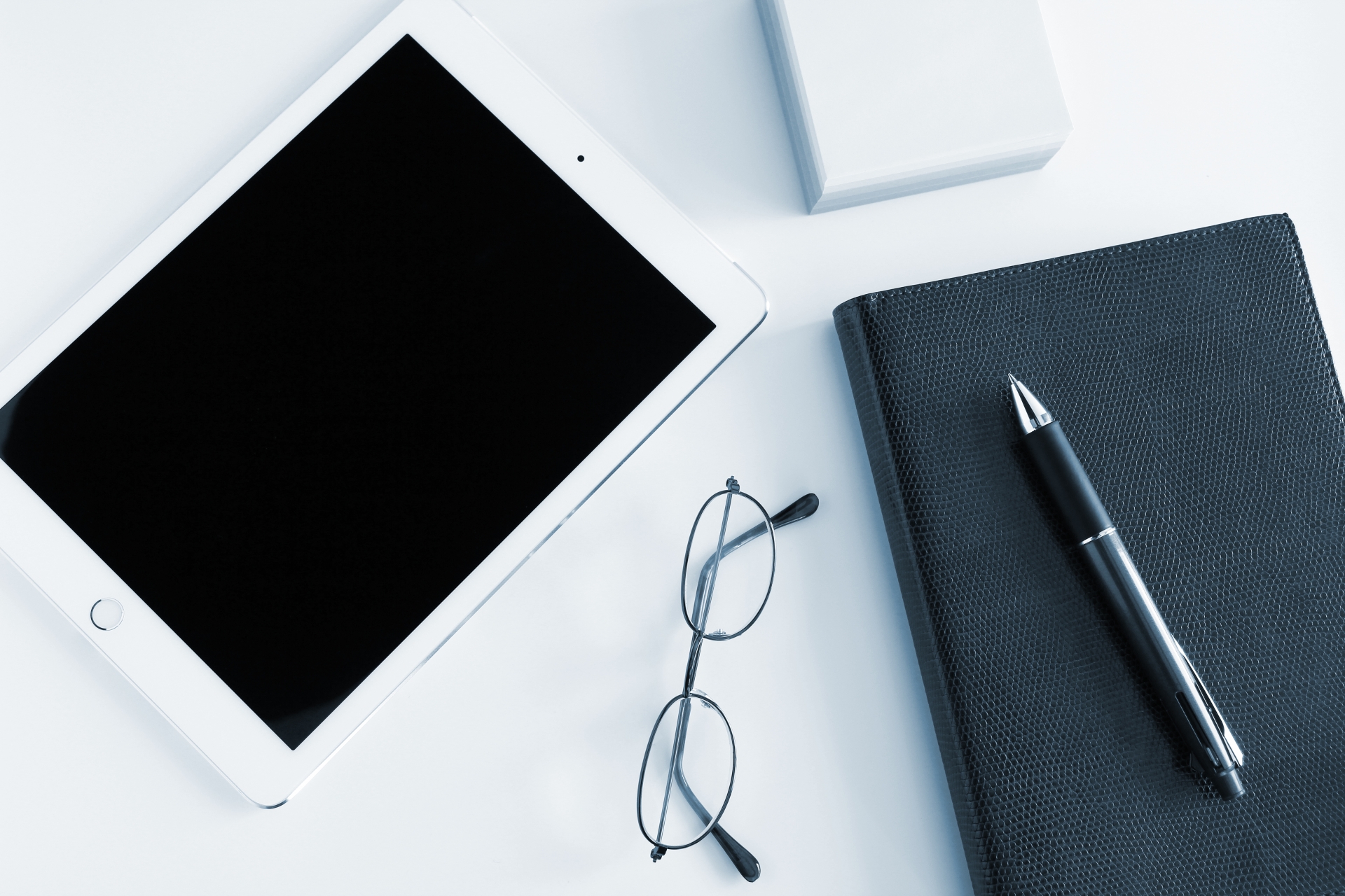 公式事業概要で企画制作を示す、人物を含まないタブレットと手帳の画像