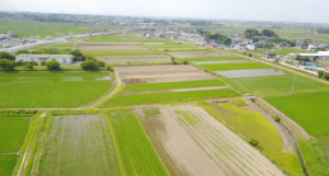 公式の進行中プロジェクトページに掲載された農地の空撮写真