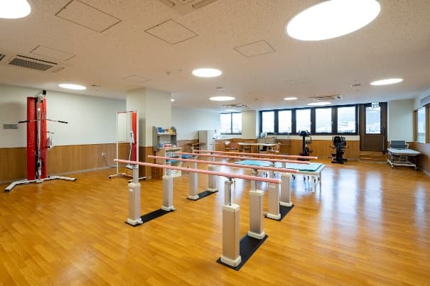 平行棒と訓練機器を備えたリハビリテーション室