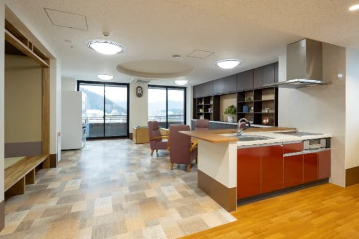 キッチンとテーブルを備えた緩和ケア病棟の共有空間