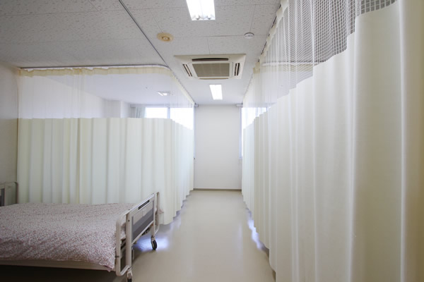 カーテンで仕切られた無人の四人部屋