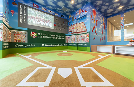 公式医院紹介に掲載される野球場をイメージしたキッズルーム