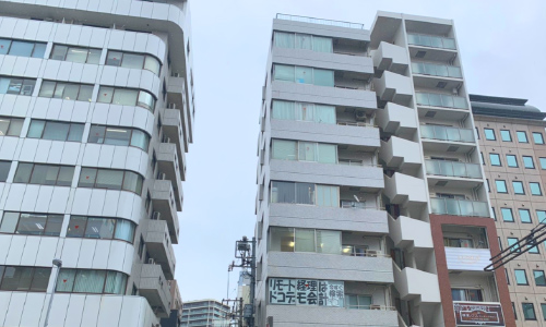 公式お客様の声セクション由来の横浜市内ビル外観画像
