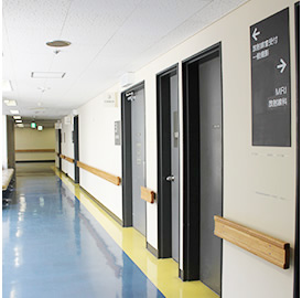 公式トップに掲載された無人の院内廊下