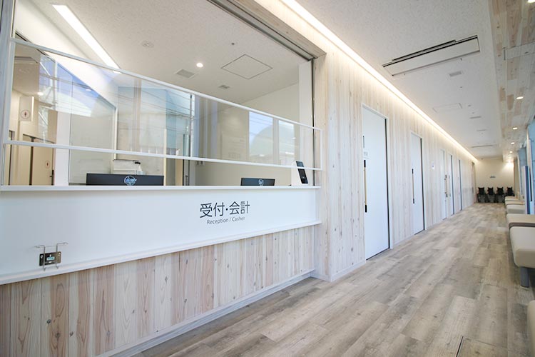 公式病院紹介に掲載される、受付会計と待合通路の院内空間