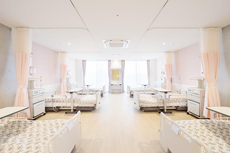 公式病院紹介に掲載される、ベッドを備えた病室