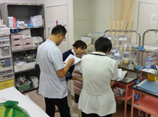 医療安全院内ラウンドを実施中のスタッフ