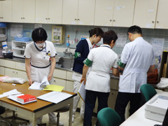 医療安全院内ラウンドを実施中のスタッフ