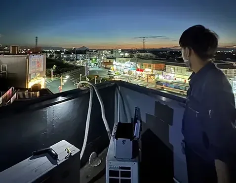 屋上に設置したエアコンの室外機