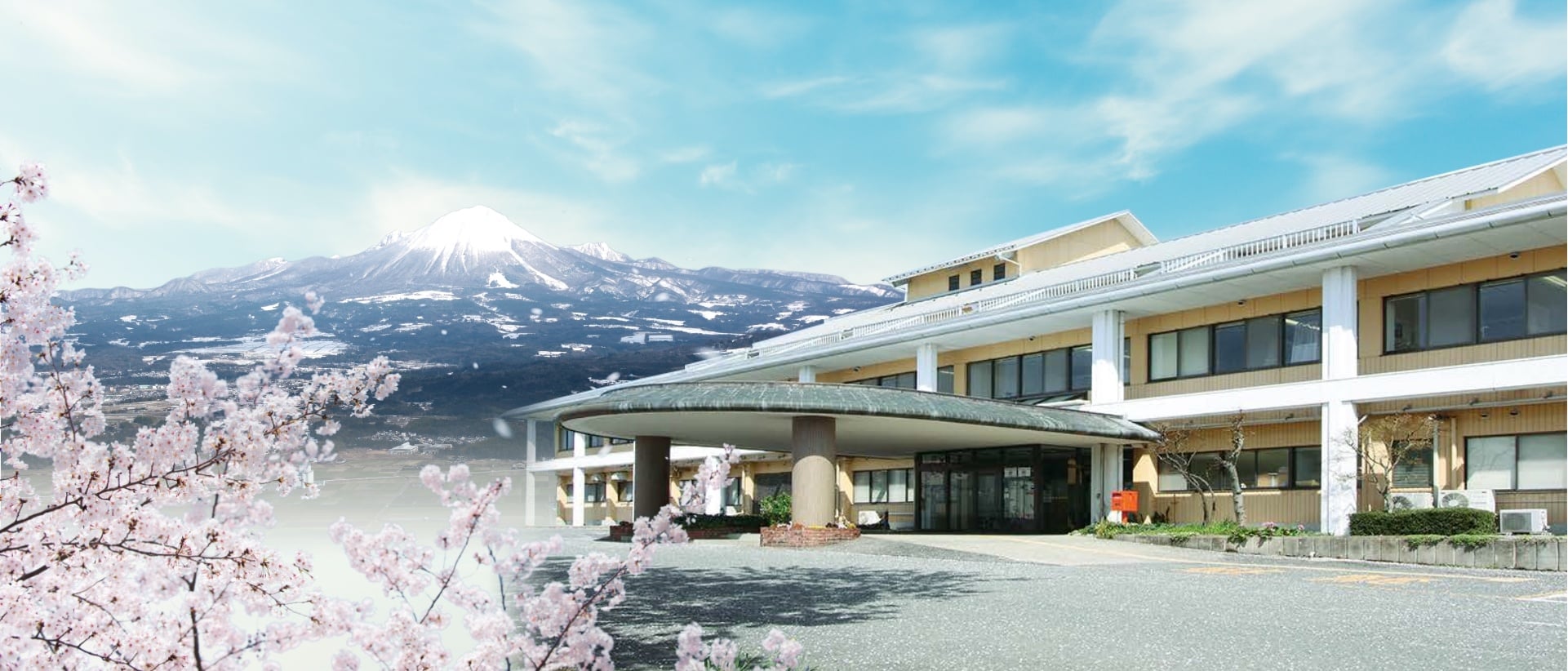 大山を背景にした大山リハビリテーション病院の玄関と建物