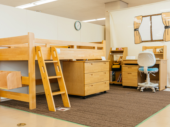 木製システムベッドと学習家具の展示