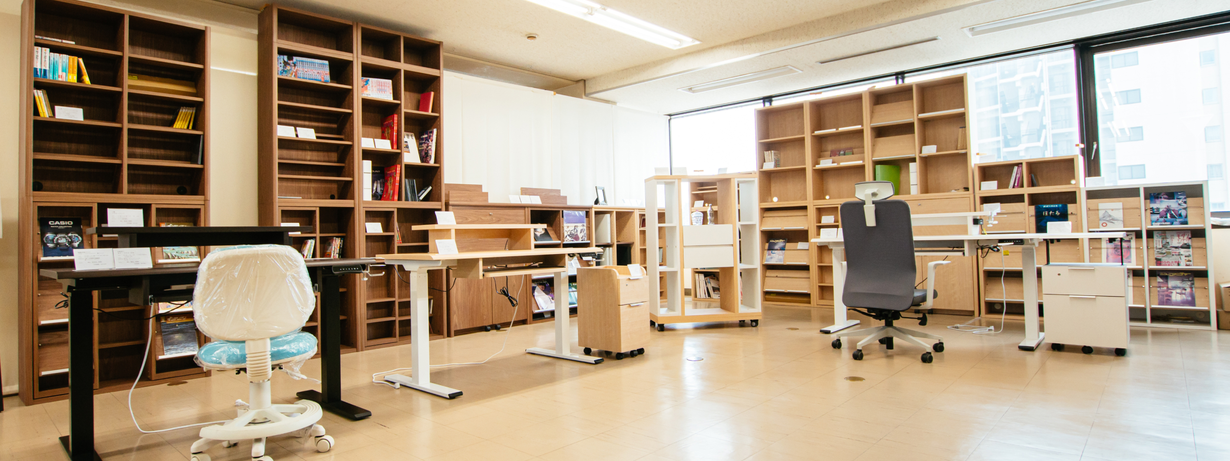 書棚・デスク・チェアを展示する小島工芸本社ショールーム