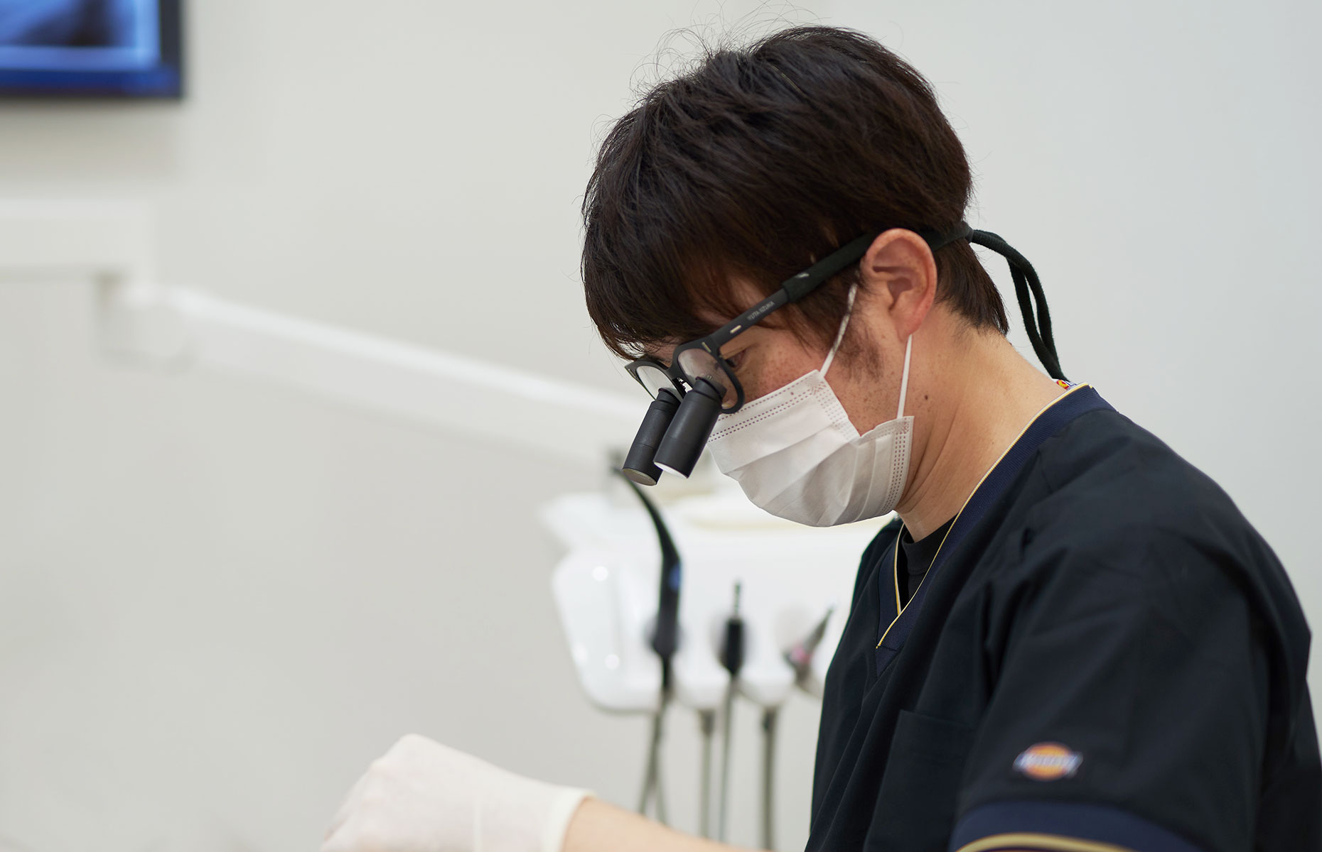 公式トップに掲載された拡大鏡を用いる診療スタッフ