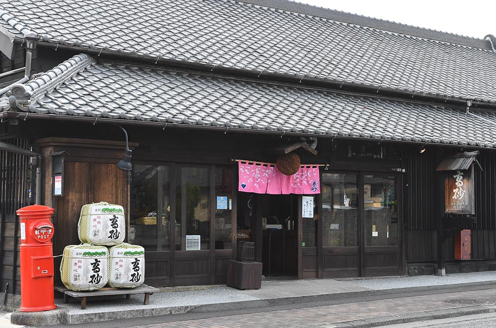 杉玉と酒樽が並ぶ富士高砂酒造の売店外観