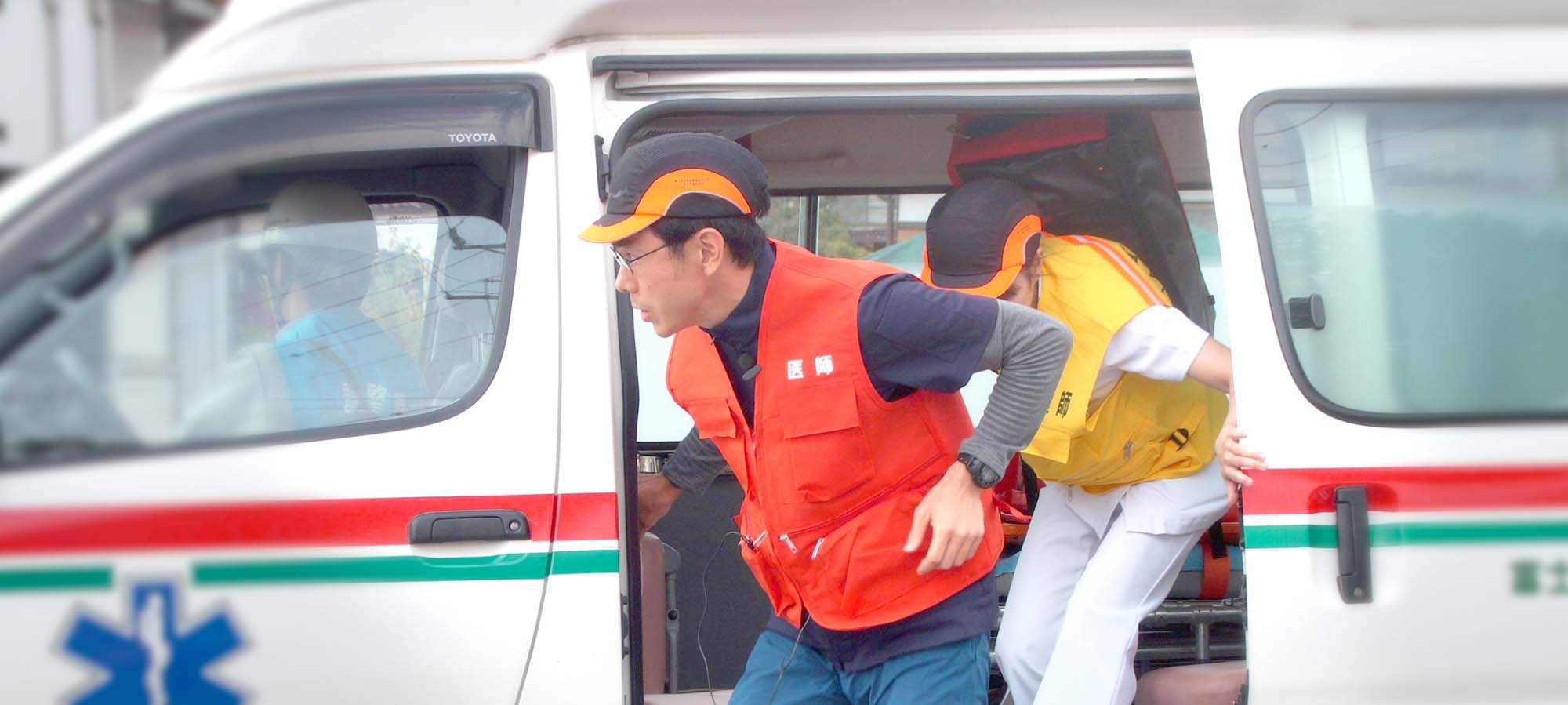 救急車から出動する富士見高原病院の職員