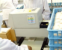 製品を金属検査器で確認する工程