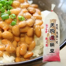 器に盛った小粒納豆と白いわら納豆包み