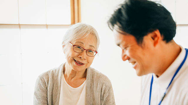 歩行訓練を支えるリハビリスタッフ