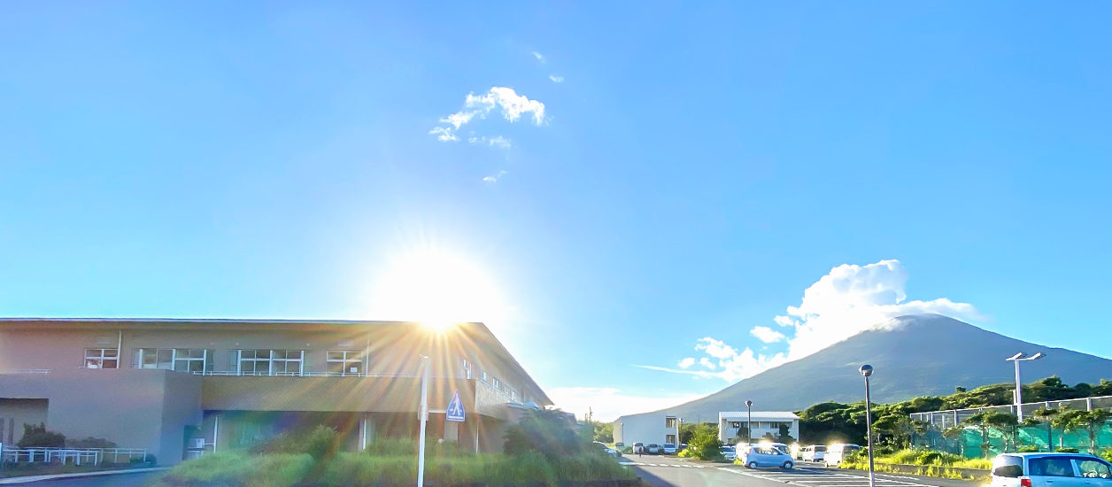 公式トップに掲載される病院と八丈島の山並み