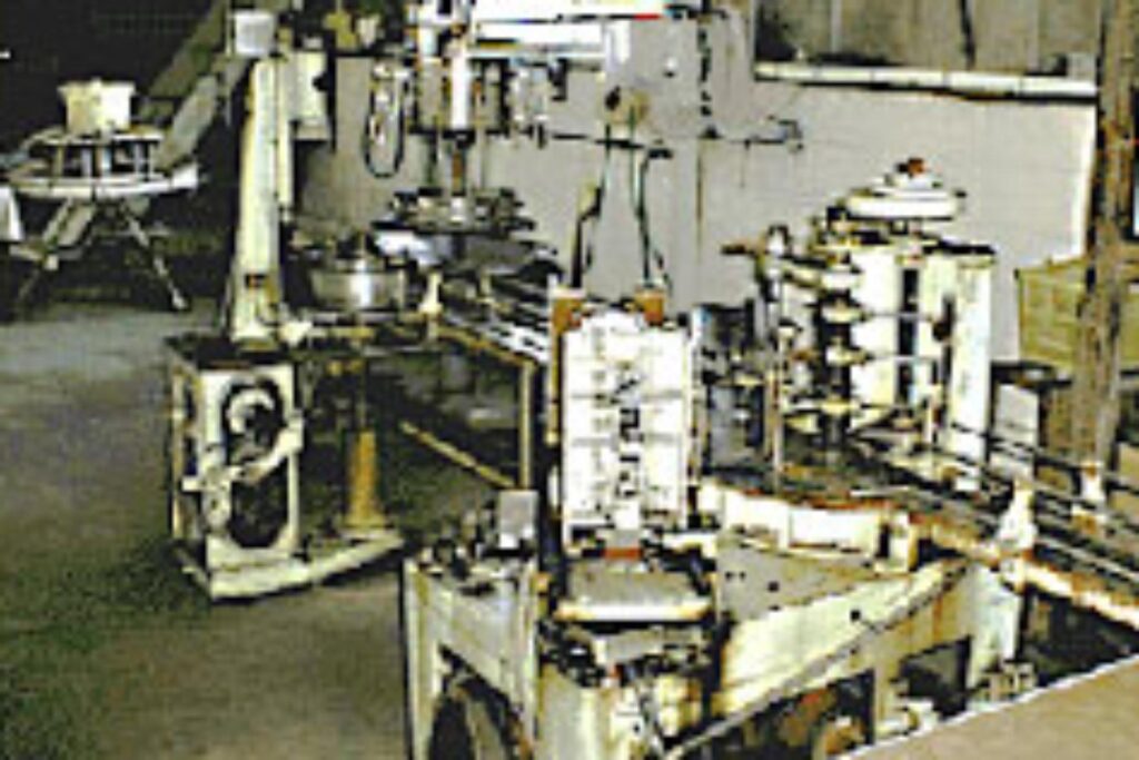 公式「製造工程」掲載の容器詰め設備