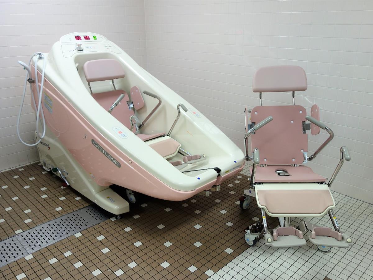 車椅子浴槽と入浴用車椅子