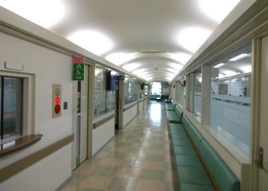 公式病院案内に掲載される外来廊下