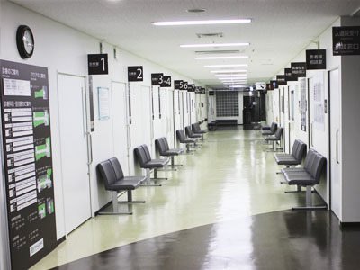 公式施設機器案内に掲載される診察室前の外来フロア