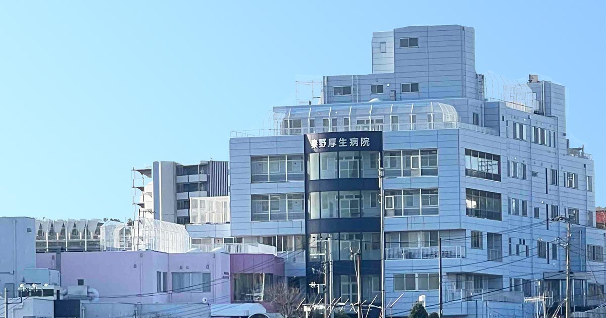 公式トップの構造化データのimageに指定された、病院名看板が見える建物外観