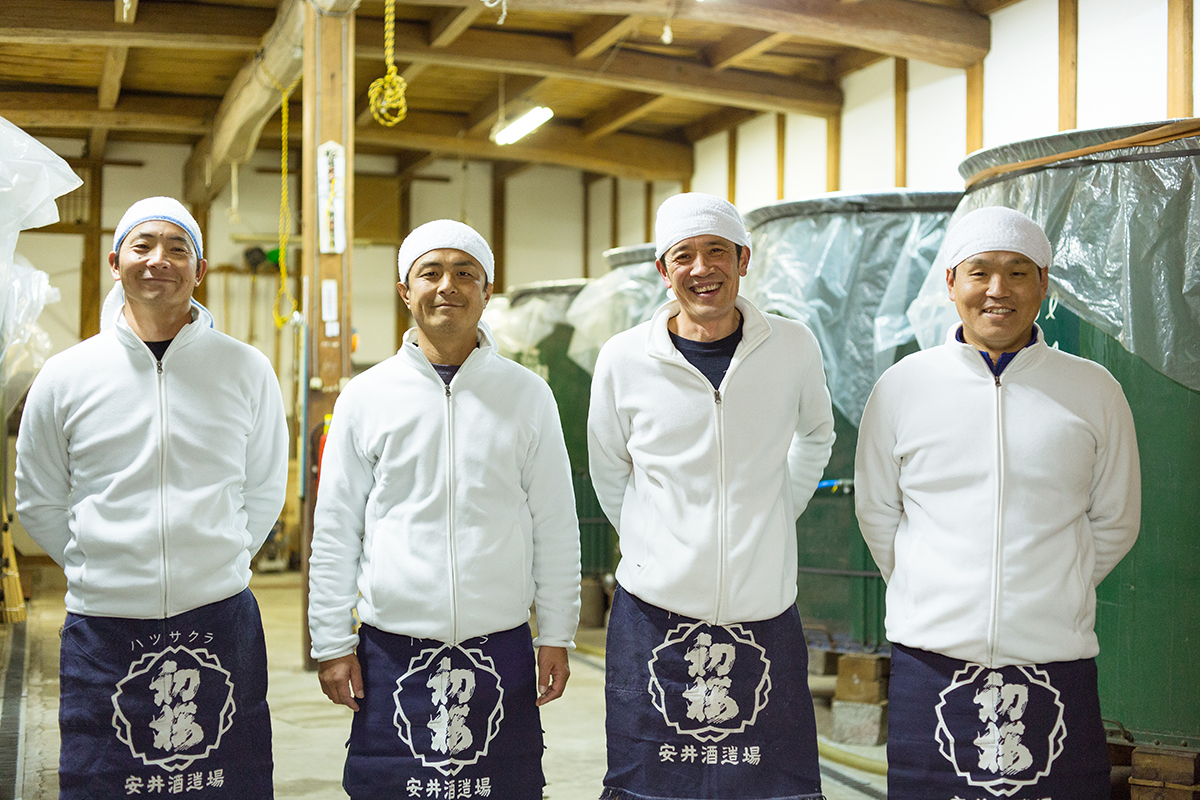 公式の安井酒造場ページに掲載された蔵人と仕込みタンク