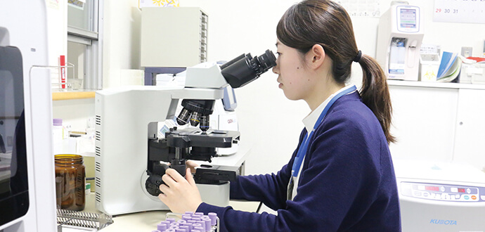 検査機器を扱う検査部スタッフ