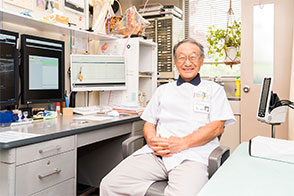 公式トップに掲載された外来診察室の医師