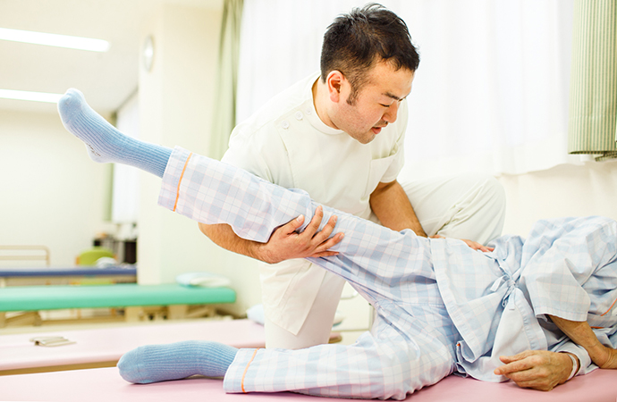理学療法士が利用者を支援する様子