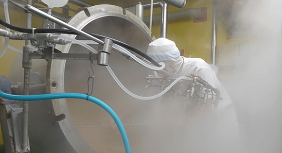 納豆を容器に充填する製造設備