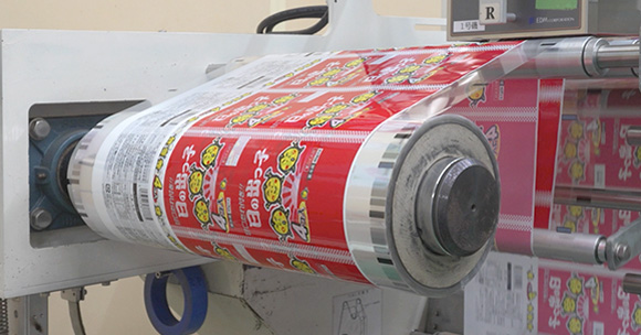 製品を確認する工場スタッフ