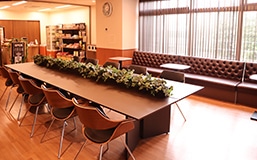 公式トップに掲載される無人の談話・会議空間