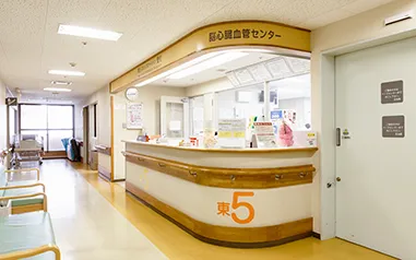 東5病棟センターの看護師ステーション