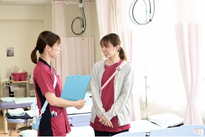 公式職場紹介に掲載される病棟で相談するスタッフ