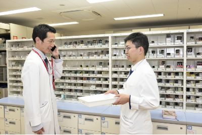 公式職場紹介に掲載される薬局で業務を行うスタッフ