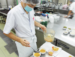 管理栄養士が調理・配膳を確認する様子