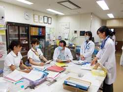 栄養管理室のスタッフが資料を囲んで相談する様子