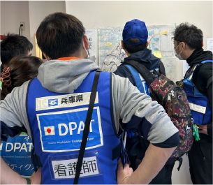 兵庫県DPATとして活動するスタッフ