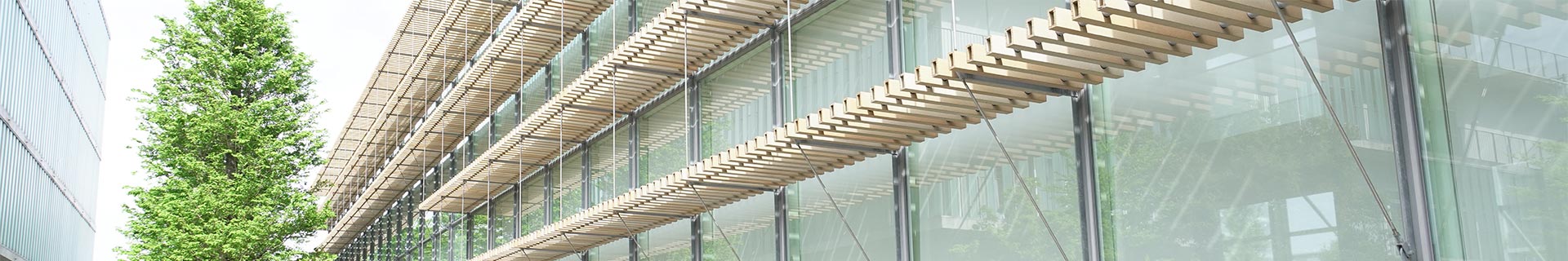 公式トップのメインビジュアルに掲載される医療センター建物外観