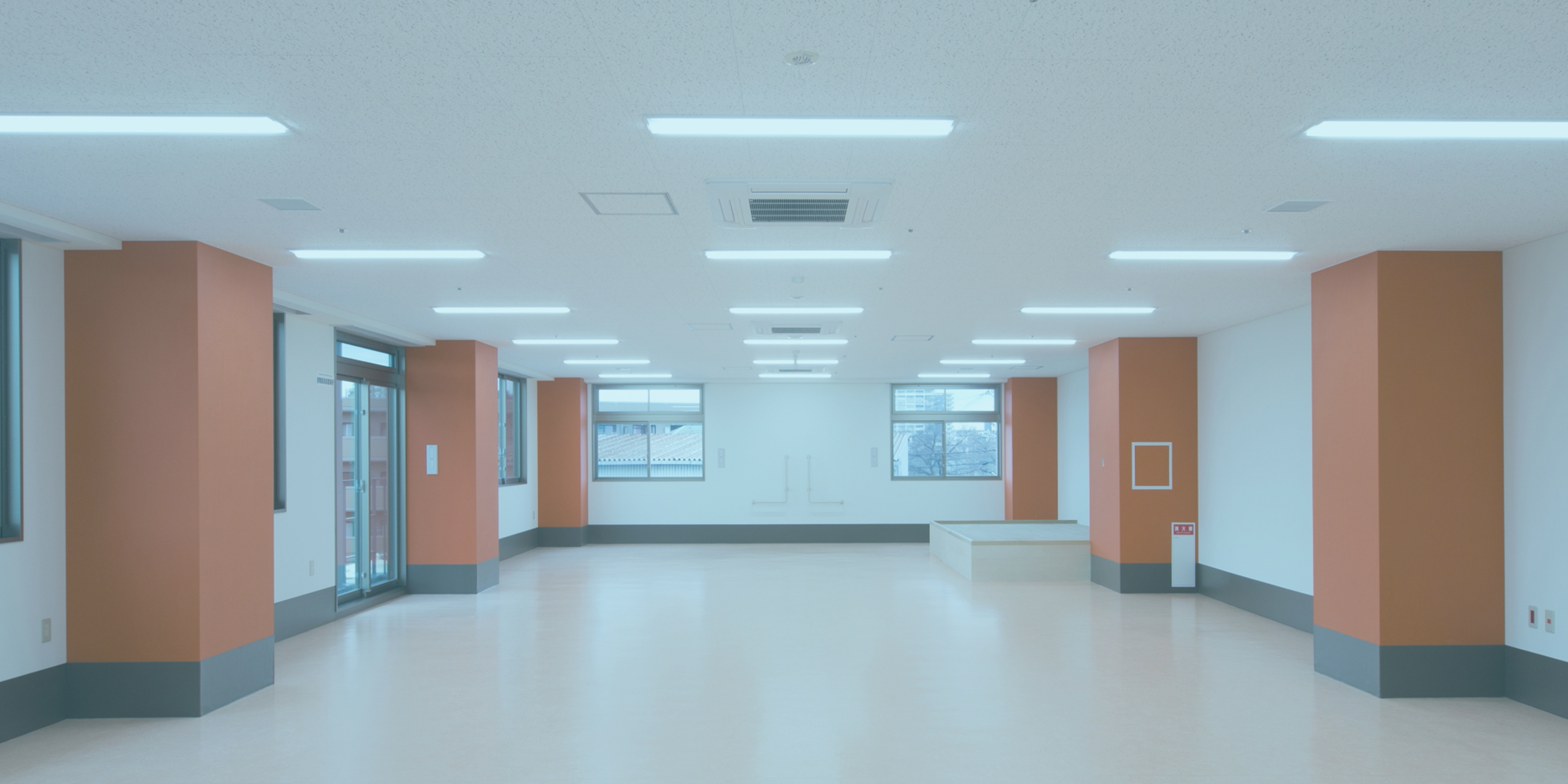 公式トップのヒーロー画像に掲載された明るい院内空間