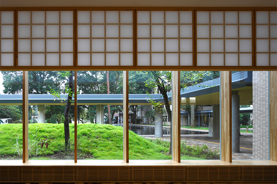 木の格子と緑を望む院内の待合ホール
