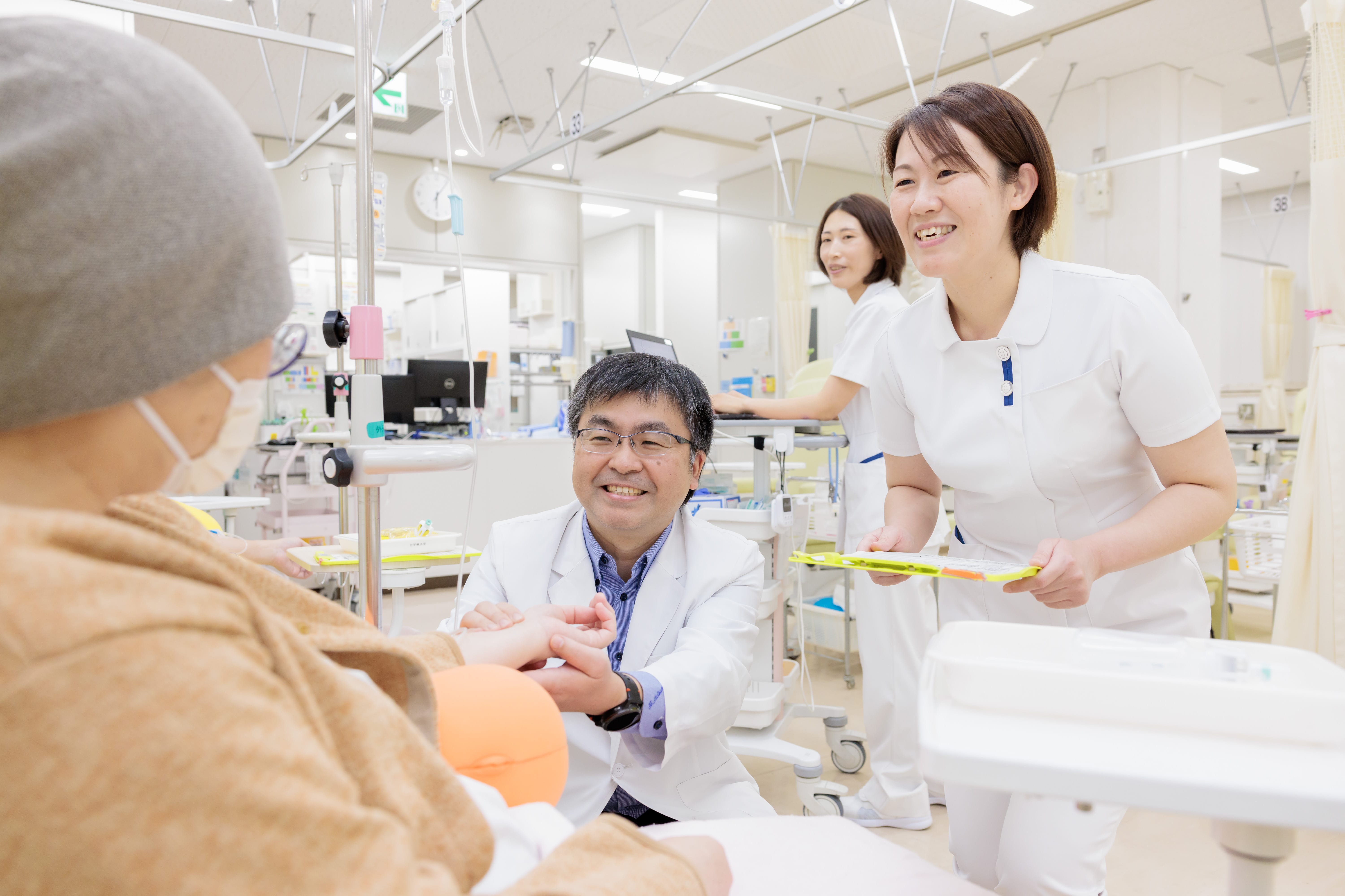 診察室で患者と向き合う医師・看護師