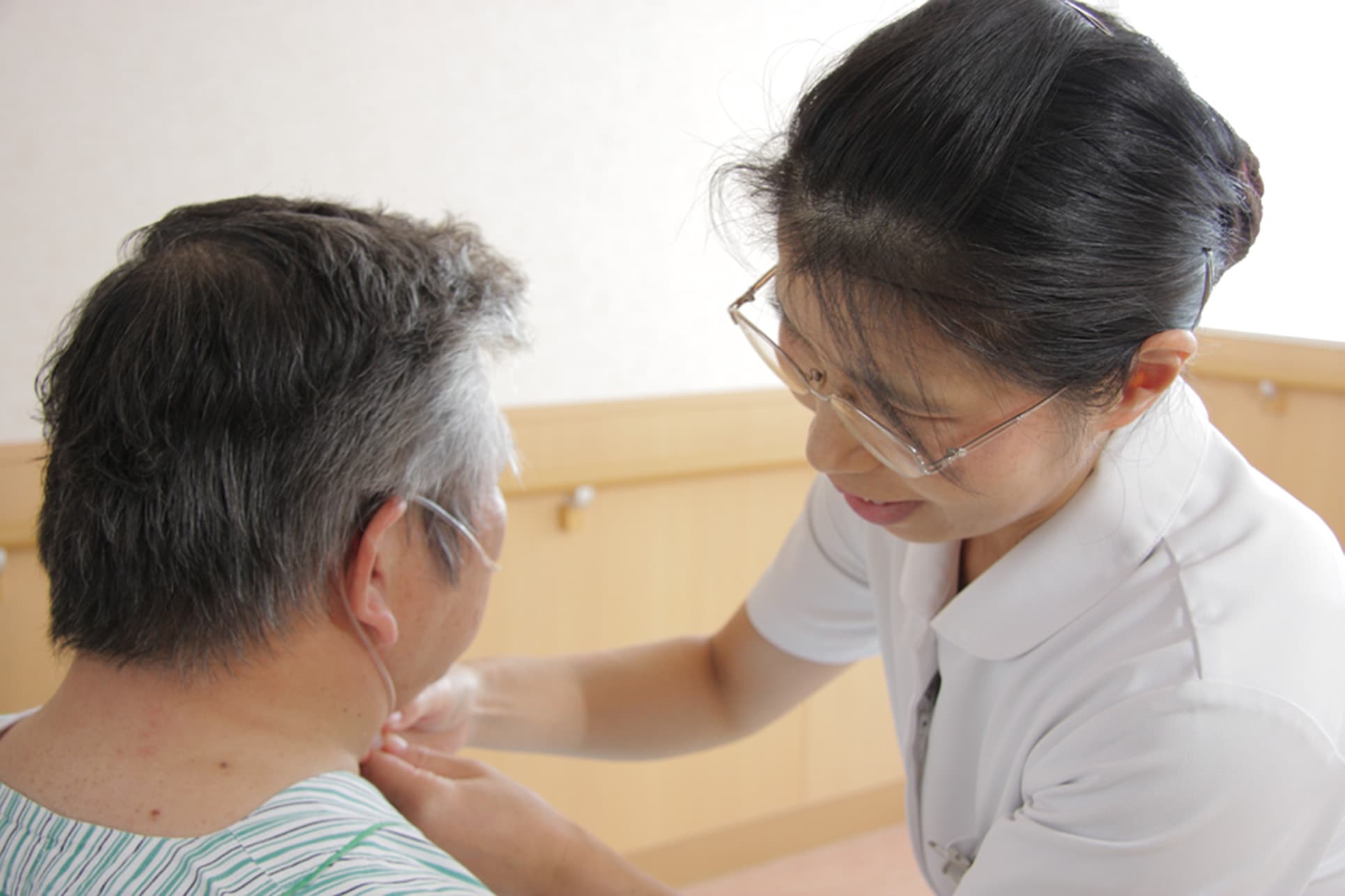 患者さんと対話する看護師