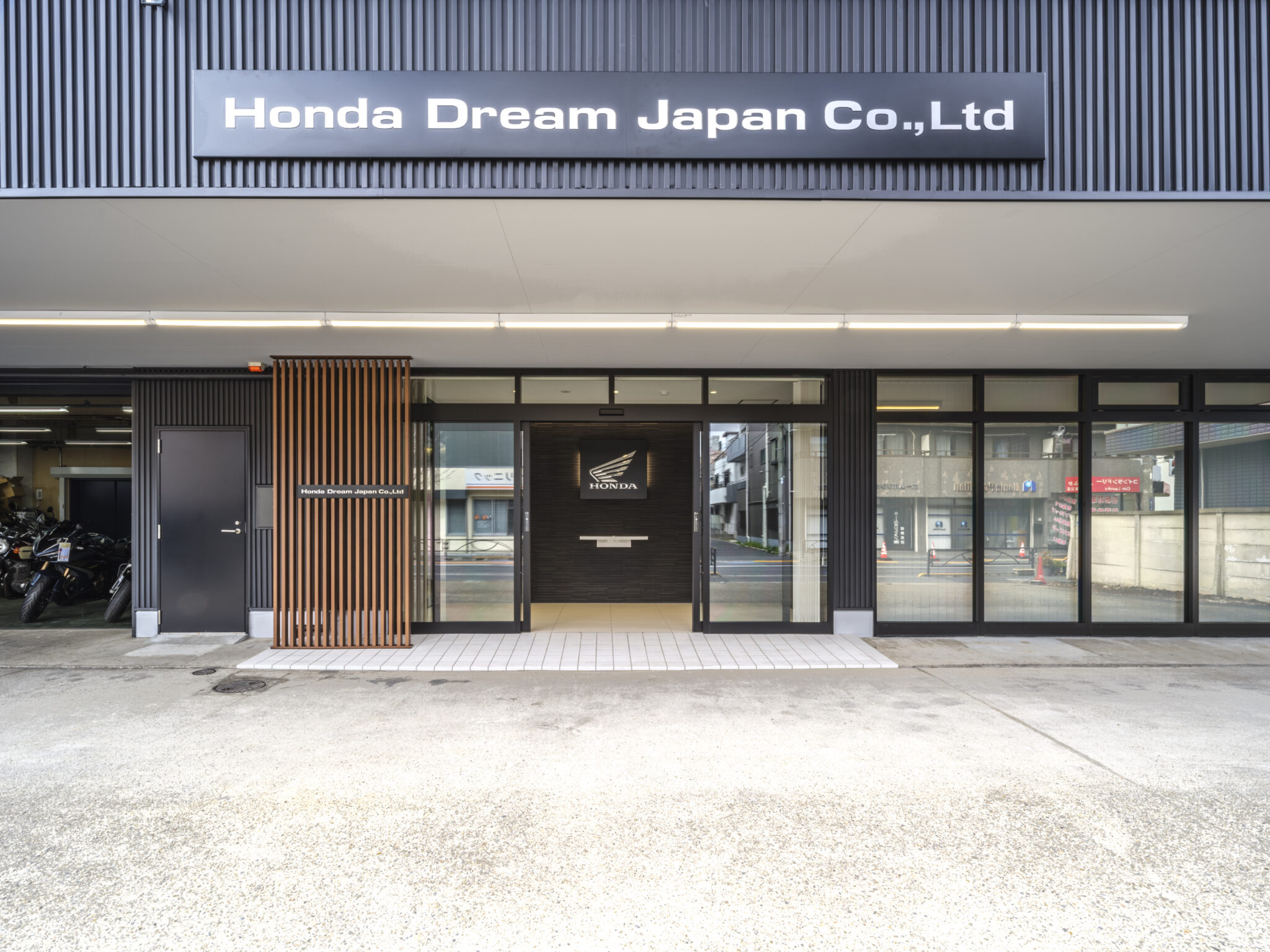 公式トップに掲載された無人の施設外観・サイン施工事例